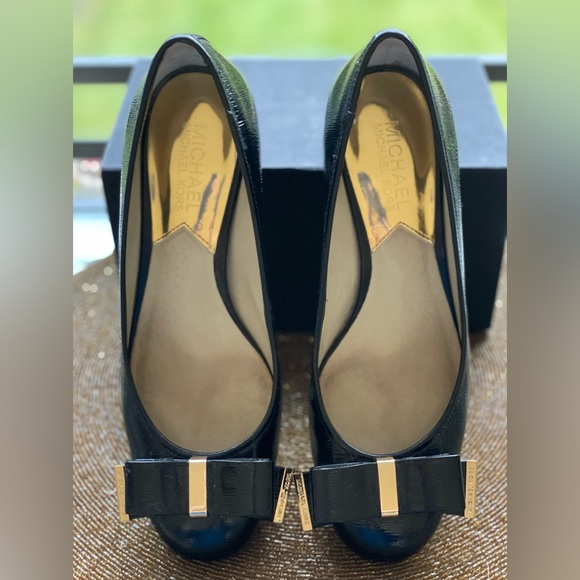 Michael Kors Kiera Mid Patent Leather Bow
Pumps Black. - Picture 8 of 11